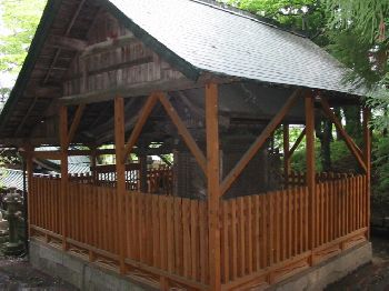 安達太良神社本殿（保護用の小屋の中）